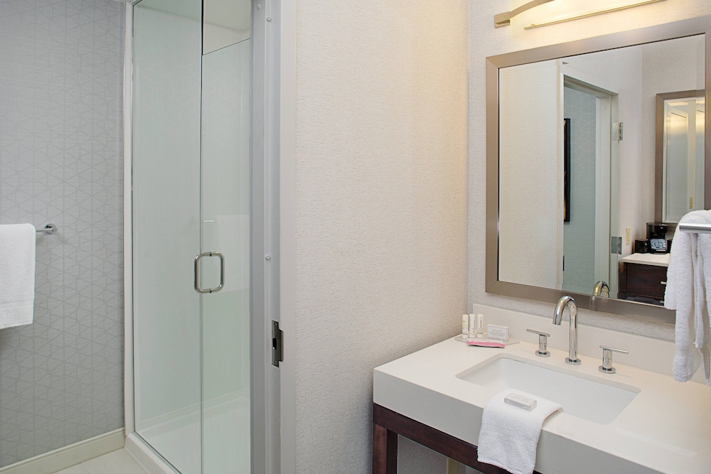 Courtyard by Marriott Manchester Boston Regional Airport - photo 16