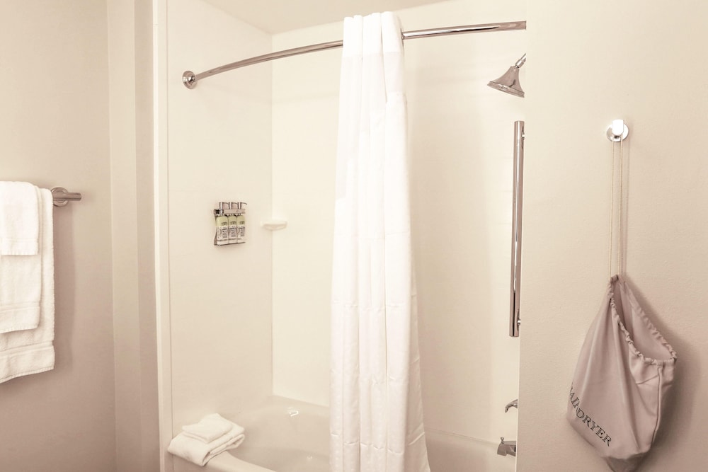 Holiday Inn Express & Suites Houston IAH Beltway 8 by IHG - photo 30