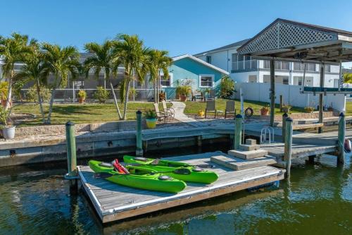 Pirates Den a 4BR Pet Friendly Waterfront Oasis with Pool Dock Personal Water Boats Fire Pit Game Room and Bar — hotel in Apollo Beach