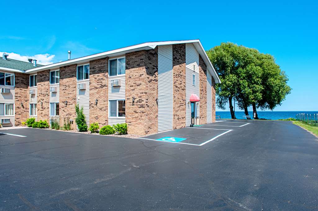 Econo Lodge on the Bay - photo 2