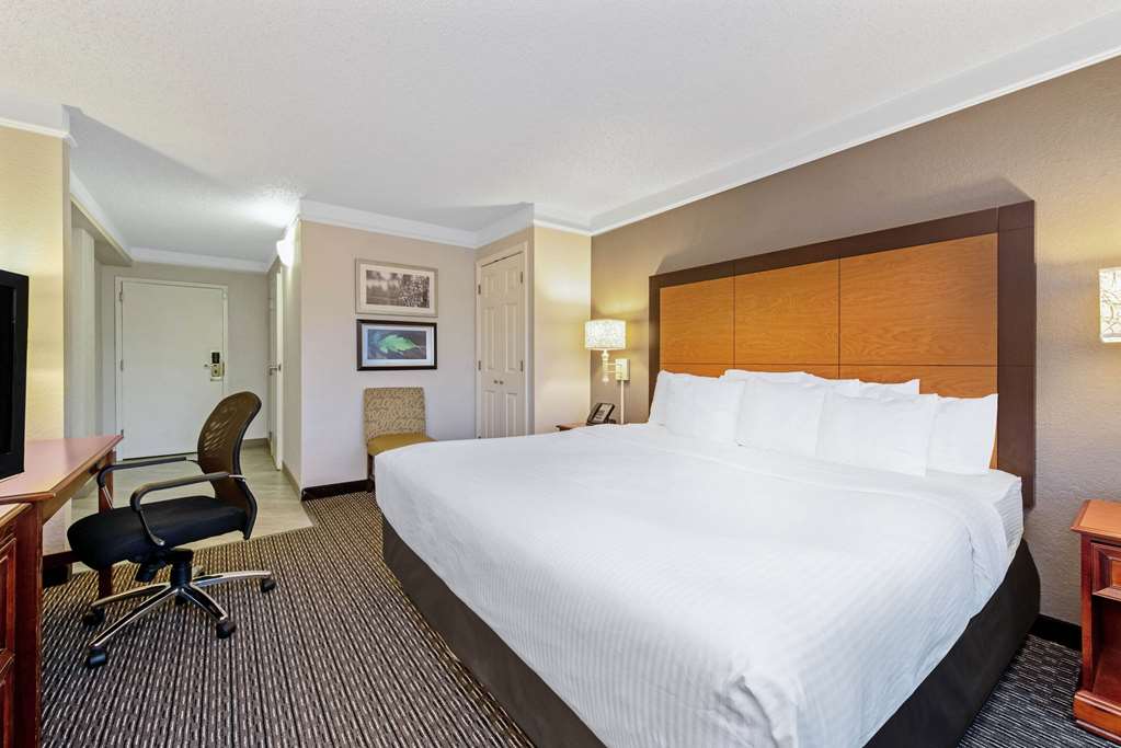 La Quinta Inn & Suites by Wyndham New Orleans Airport - photo 17