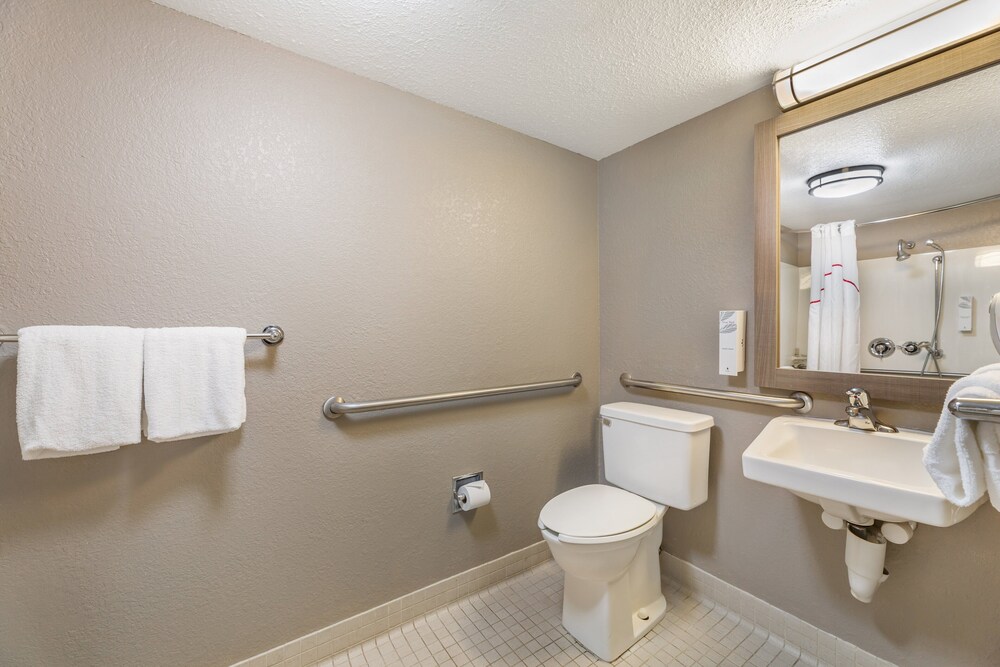 Red Roof Inn Erie I 90 - photo 14