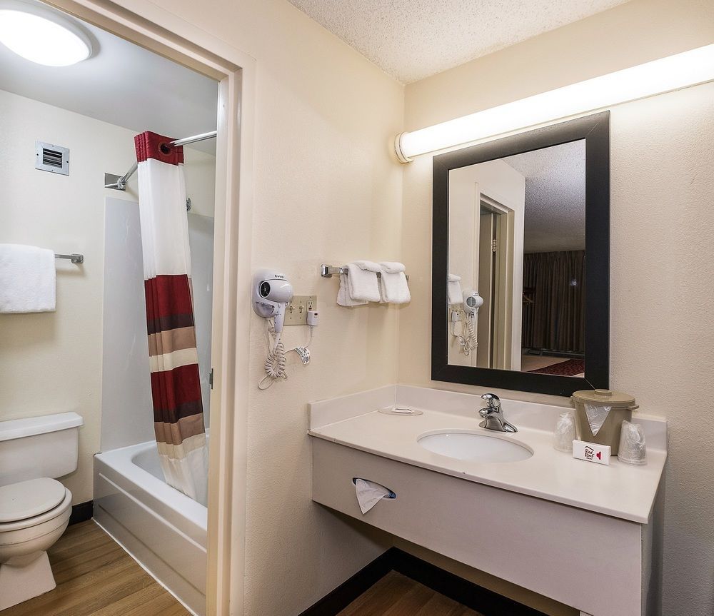 Cedar Rapids Inn - photo 29