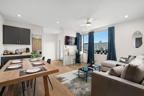 Stylish 2 Bedroom King Bed EVCharger Pet Friendly Balcony — 4-Star Luxury Hotel in San Diego, United States