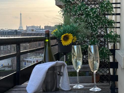 Eiffel Tower view Arc Triomphe Champs Elysées area - last minute hotel in Paris