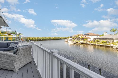 2 Story Lux Waterfront Living in Cape Harbour Villa Funky Fish House — 4-Star Luxury Hotel in Cape Coral, United States