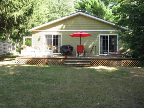 Piccolo Cottage Great Location Walking distance to Douglas Beach — 4-Star Luxury Hotel in Douglas, United States