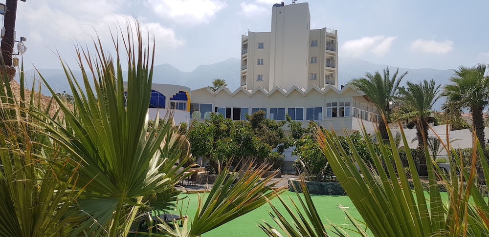 Celebrity Hotel — Lapithos