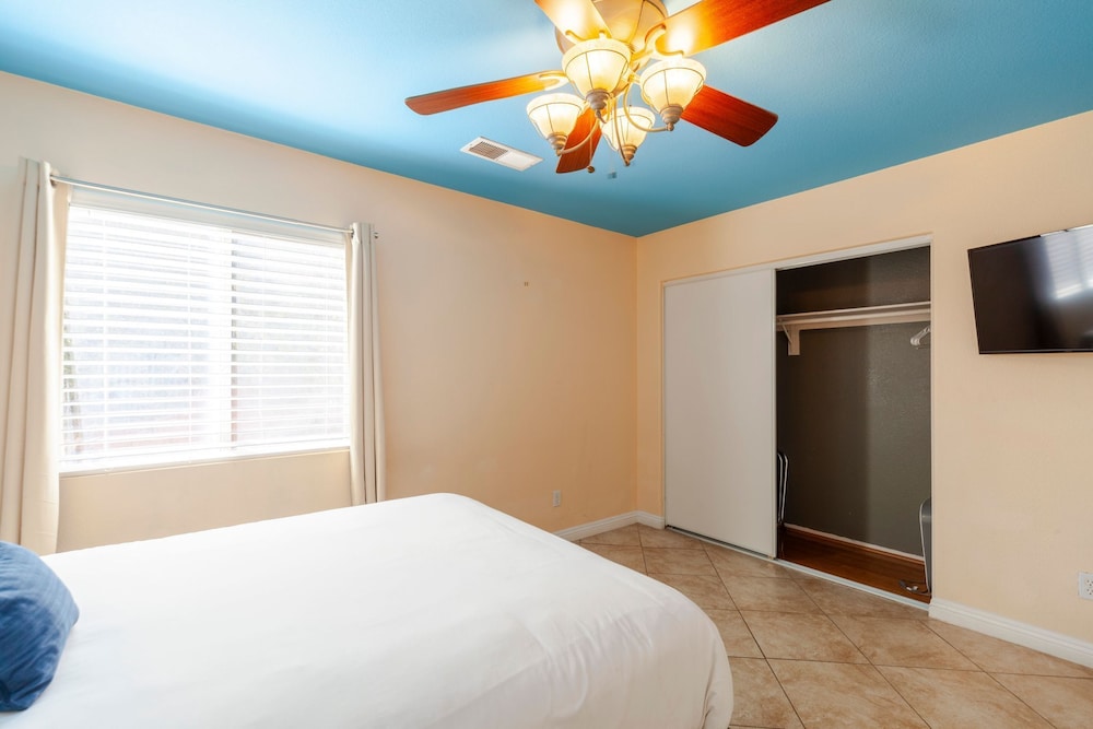 4BR Retro Game Room Theater Pool & Spa - photo 36
