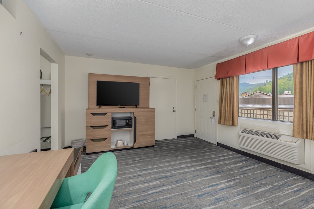 Crossroads Inn & Suites - photo 42