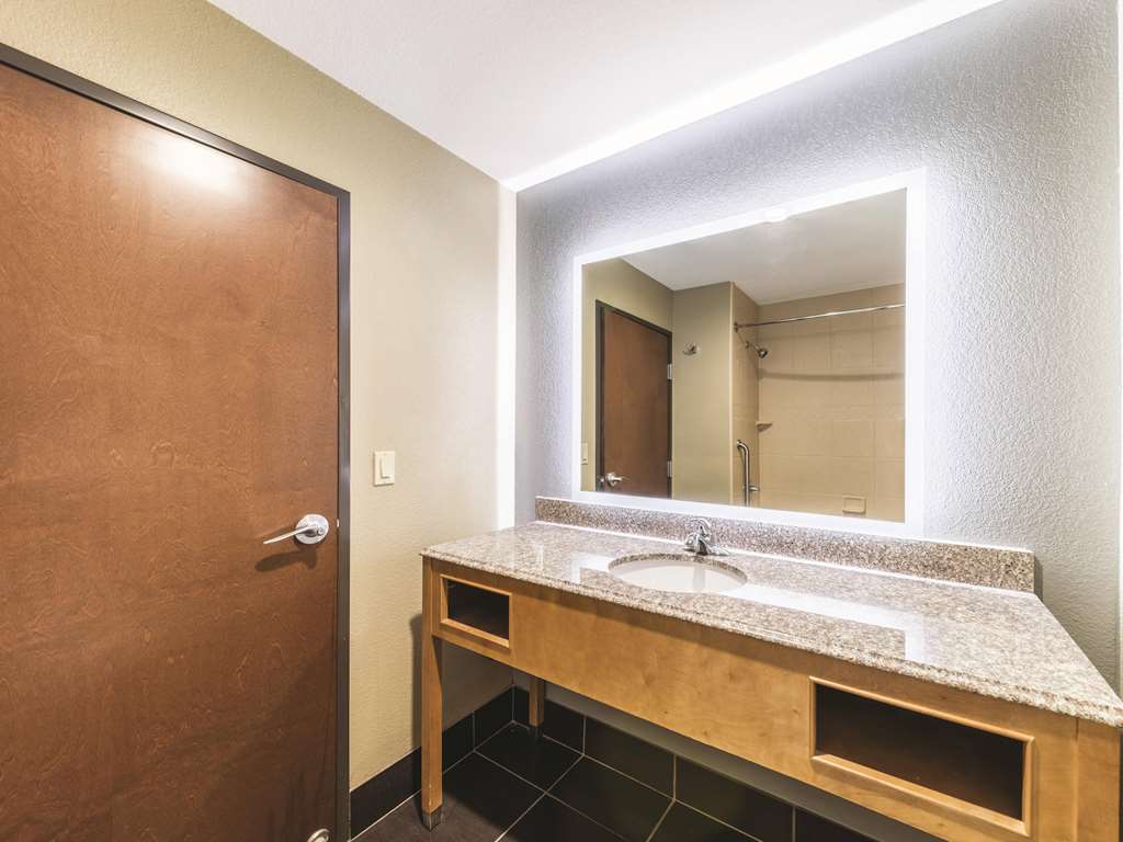 La Quinta Inn & Suites by Wyndham Tulsa Catoosa Route 66 - photo 19