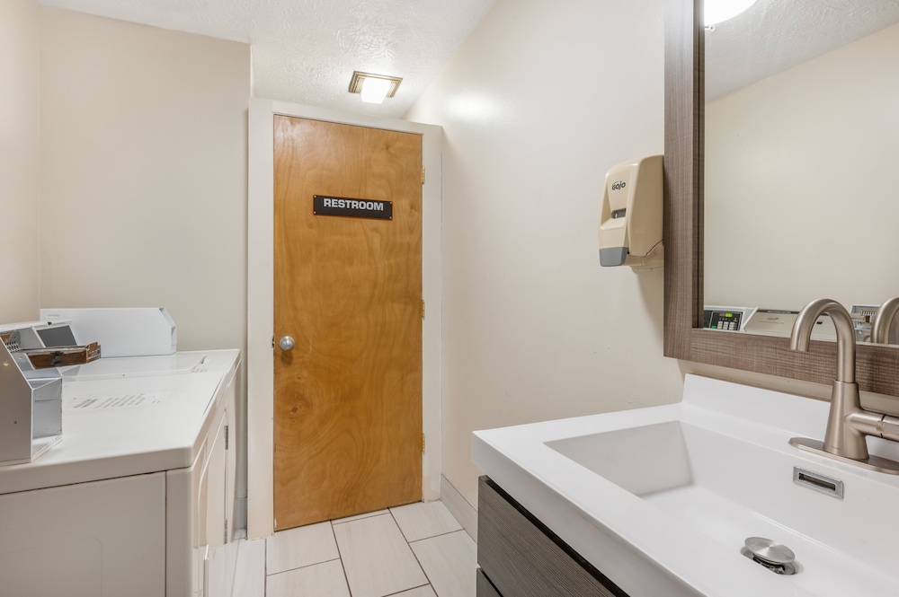 Red Roof Inn Greencastle South Cloverdale - photo 40