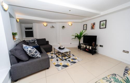 Spacious Flat with Patio & Parking in city centre — 4-Star Luxury Hotel in Reading, United Kingdom