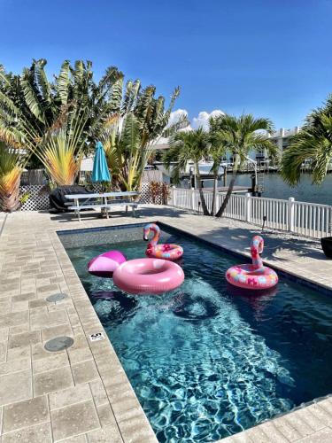 Waterfront Family Compound Free Golf Cart Paddleboards Heated Pool Golden Tee 2025 Arcade Game — Indian Rocks Beach