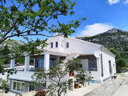 Apartman Josip — 4-Star Luxury Hotel in Starigrad, Croatia