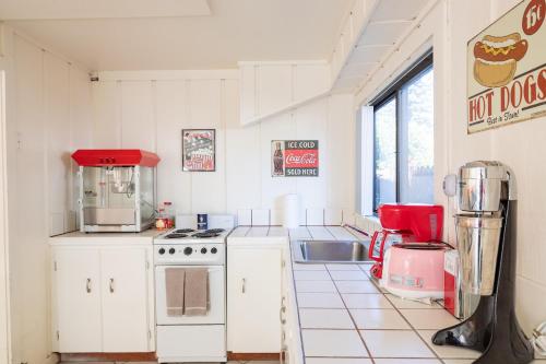 Happy Days Downtown Guerneville BBQ Game Room Fast WiFi Dog Friendly - photo 32