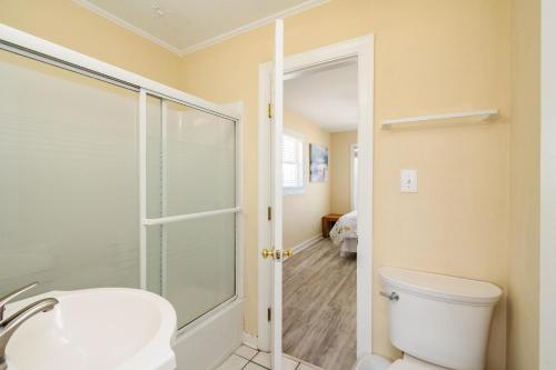 Absolute Beach by Oak Island Accommodations - photo 43