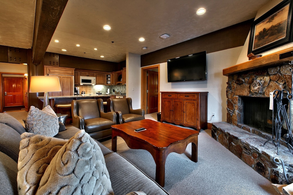 Luxury Three Bedroom Suite with Mountain Views and Hot Tub 3 Apartment Hotel by RedAwning - photo 10