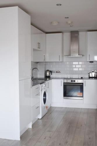 Stylish 2BR 1 minute walk from Elizabeth Line — Romford — photo 2