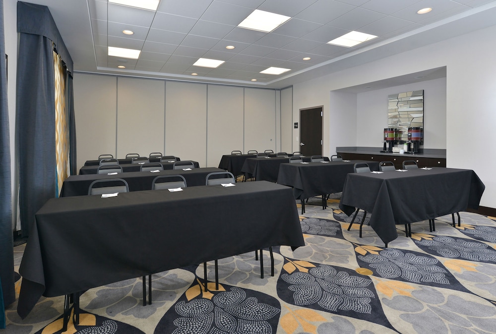 Hampton Inn & Suites Des Moines Downtown - photo 45