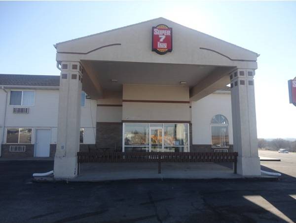Super 7 Inn - last minute hotel in Tecumseh