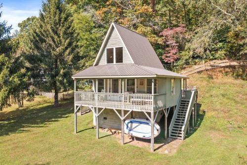 Tranquil Riverfront Living at Sasquatch Cabin — 4-Star Luxury Hotel in Fleetwood, United States