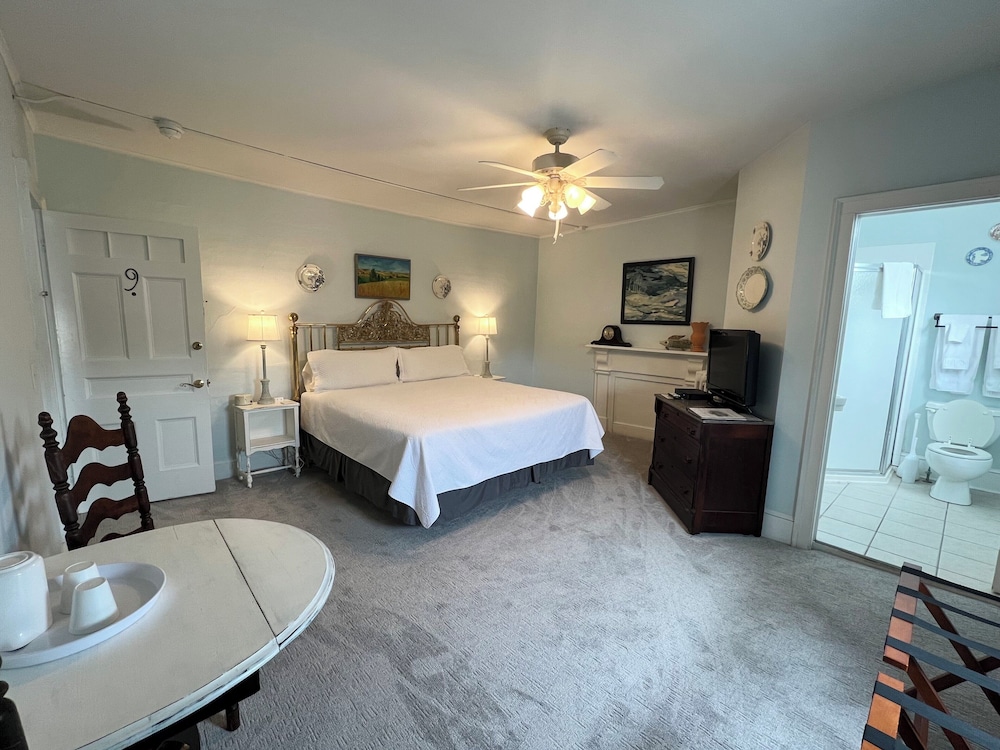 Rogues Harbor Inn - photo 26