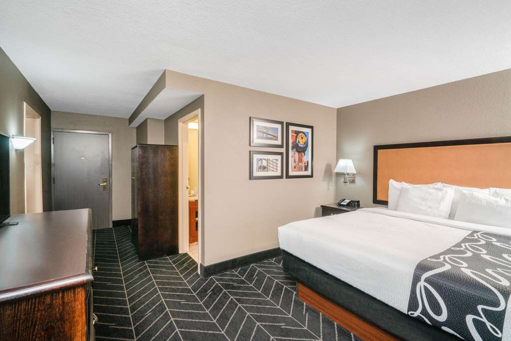 La Quinta Inn & Suites by Wyndham Memphis Airport Graceland - photo 38