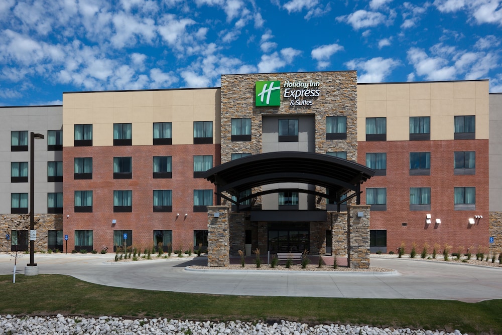 Holiday Inn Express Hotel & Suites Fort Dodge an IHG Hotel - featured photo