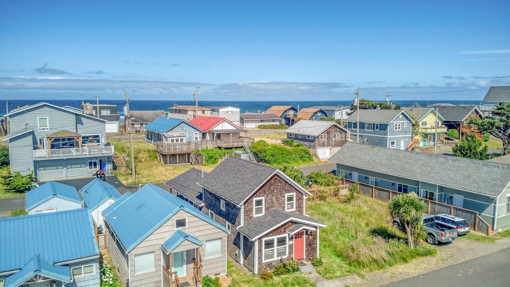 Alpine Coast Cottage Meredith Lodging — 4-Star Luxury Hotel in Rockaway Beach, United States