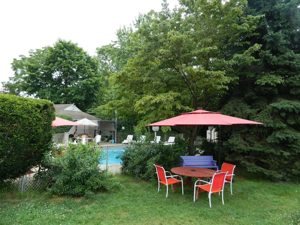 Twin Oaks Motel - photo 20
