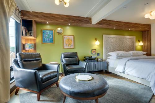 The Sun King at The Louie Boutique Motel Walk to Everything Dog Friendly in Newport, United States