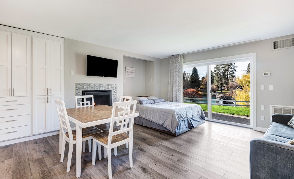 Bend Riverside Inn & Suites - photo 42