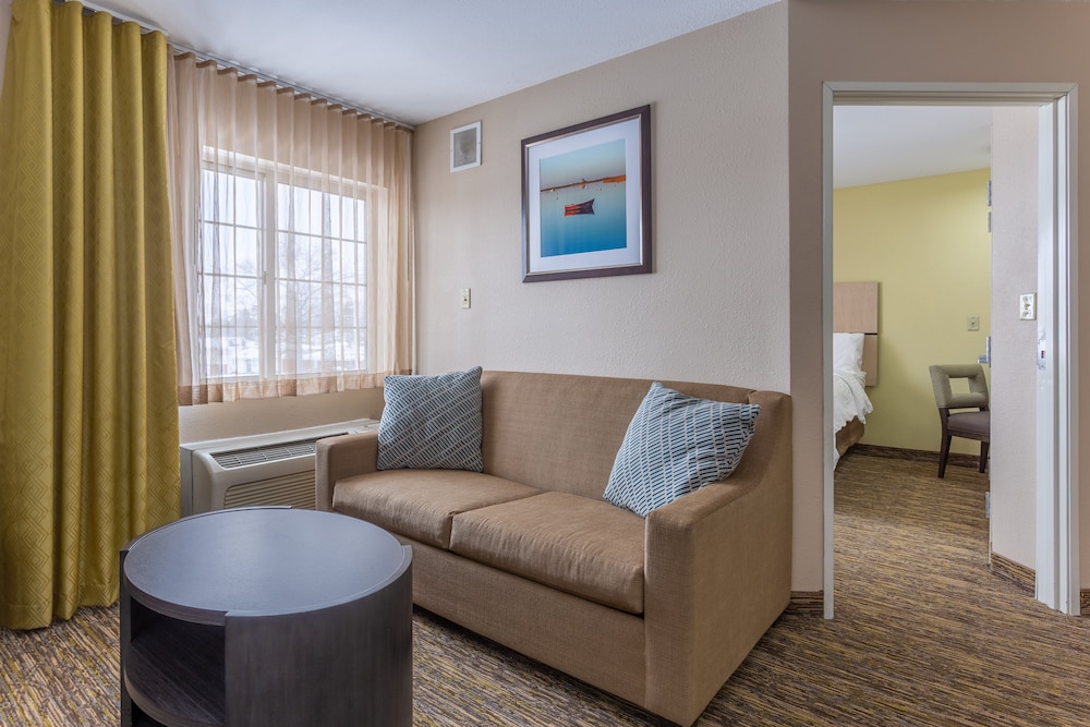 Candlewood Suites Airport by IHG - photo 17