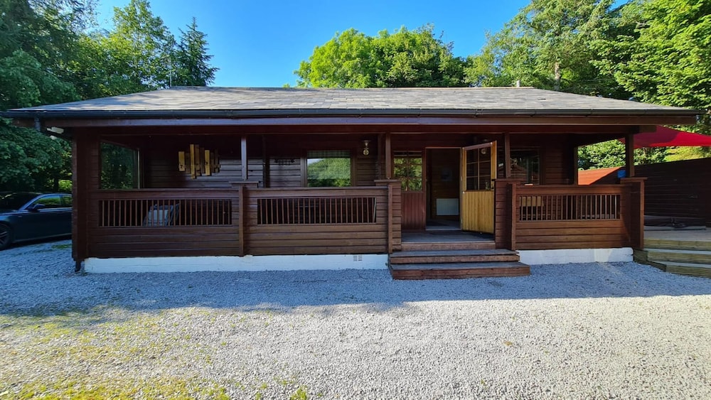 3 Bed Lodge Sleeps 7 Hot Tub Pet Friendly