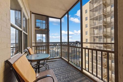High Rise Studio Stunning Views Walking Ease - last minute hotel in Atlanta