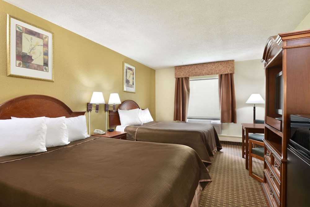 Howard Johnson Hotel & Suites by Wyndham Allentown Dorney - photo 25