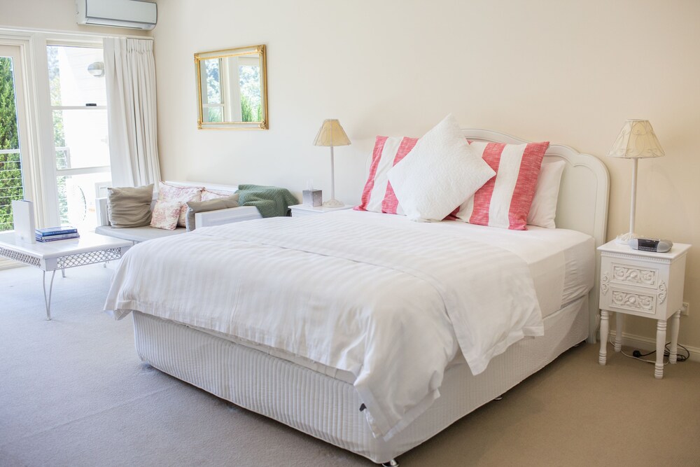 Avoca Valley Bed & Breakfast — 4-Star Luxury Hotel in Kincumber, Australia