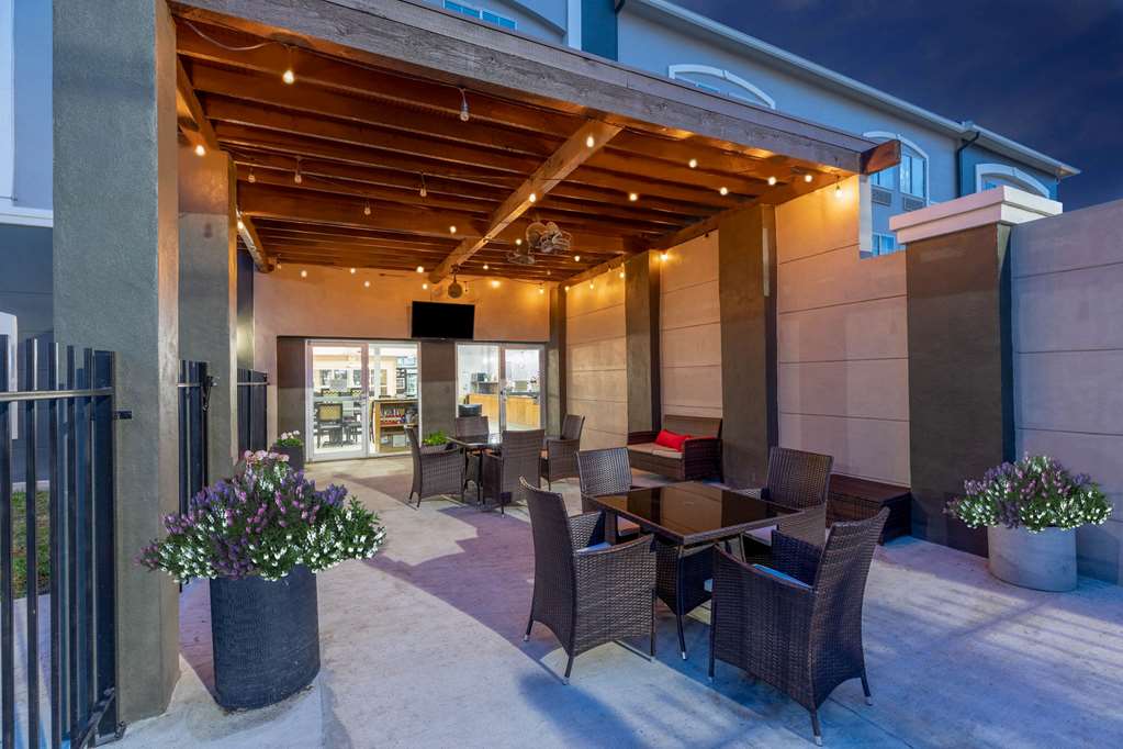 La Quinta Inn & Suites by Wyndham Laredo Airport - photo 11