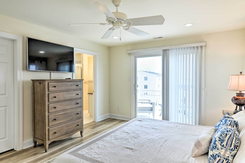Sunny Brigantine Townhome Walk to Beach — 4-Star Luxury Hotel in Brigantine, United States