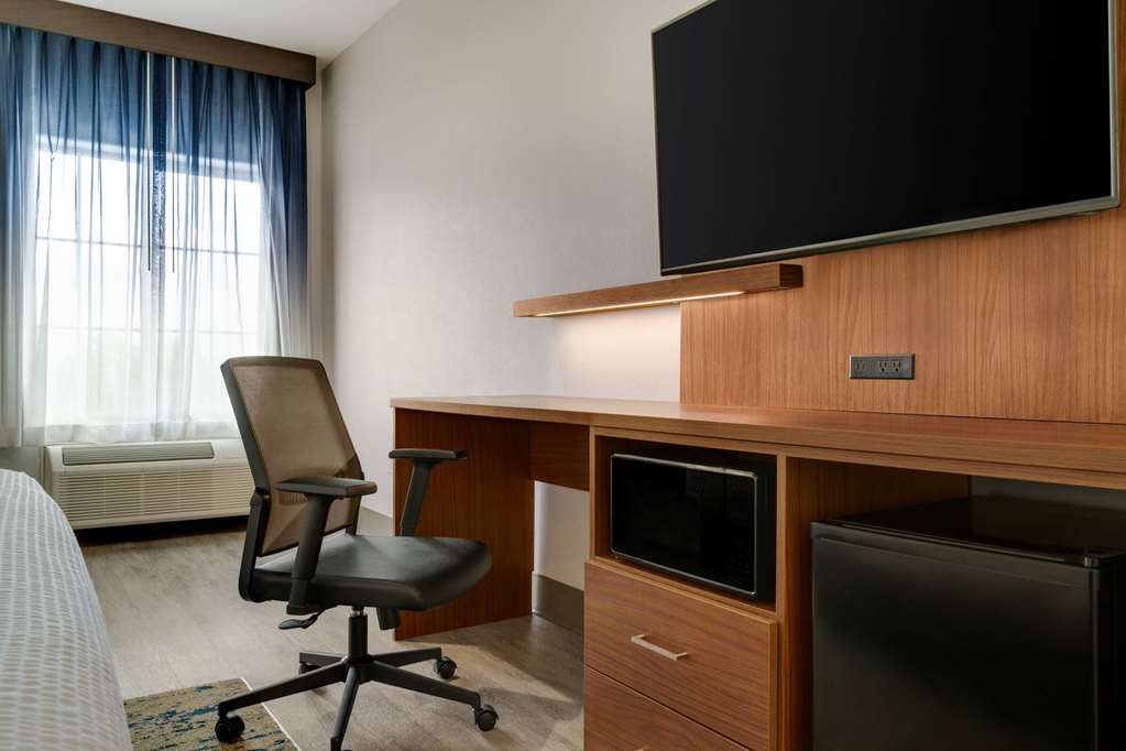 La Quinta Inn & Suites by Wyndham Stephenville - photo 28