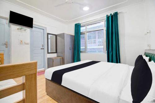 Collection O Srinagar Jhelum Riverside in Srinagar, India