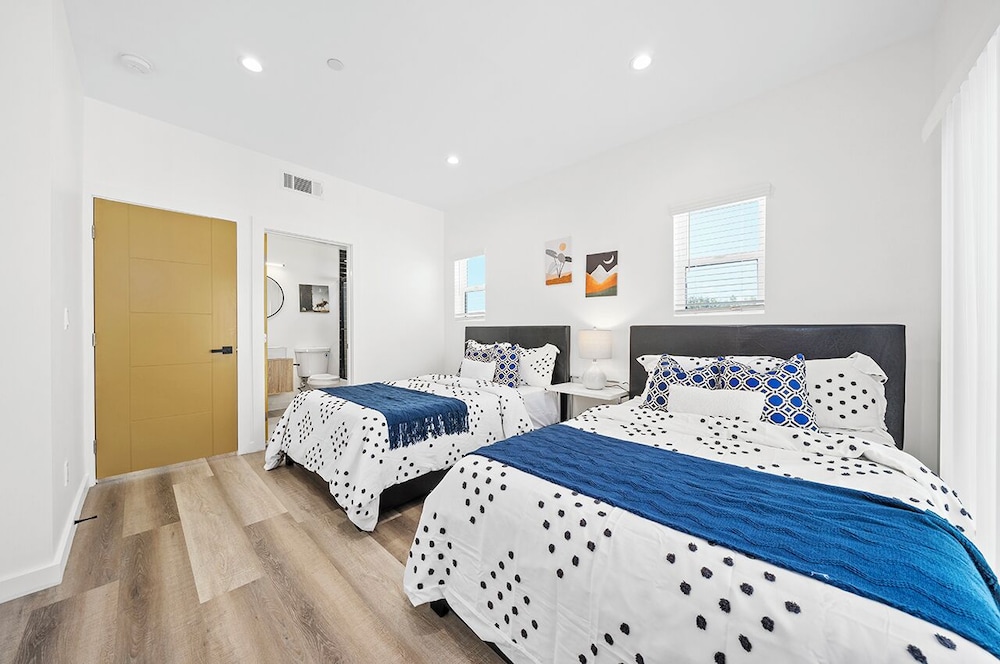 Downtown LA Stylish Bedrooms - photo 20