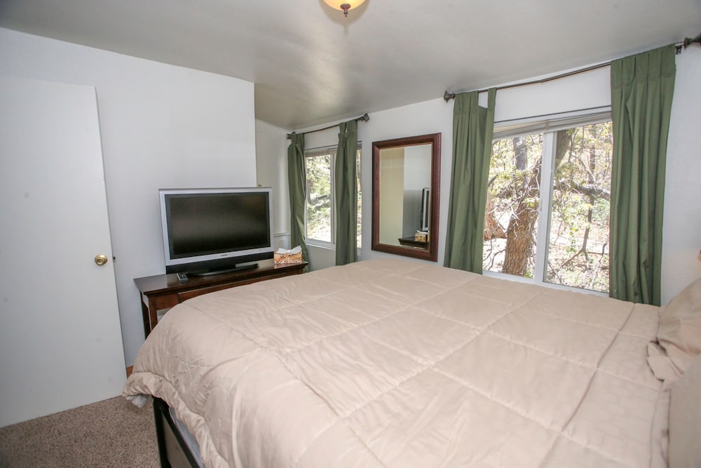 Little Swiss Inn - photo 9