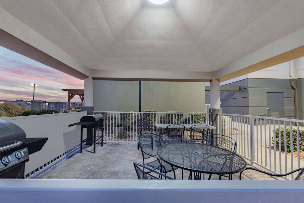 La Quinta Inn & Suites By Wyndham Ardmore - photo 25