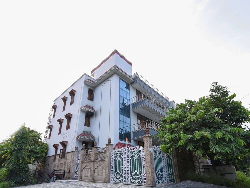 Oyo 19466 Rose View - last minute hotel in Noida
