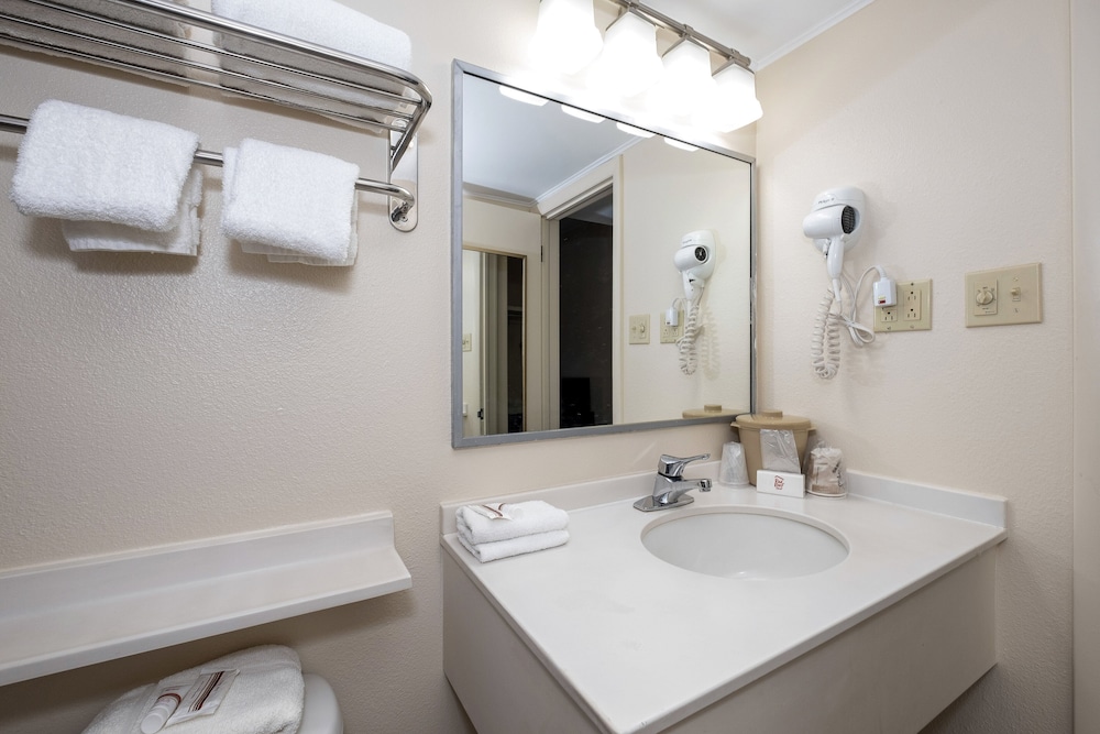 Red Roof Inn & Suites Hazleton - photo 37
