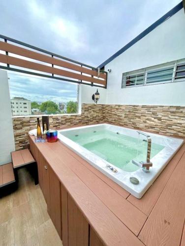 Luxury 5 Beds Penthouse Private Jacuzzi 4 bedhrooms — 4-Star Luxury Hotel in Santiago De Los Caballeros, Dominican Republic