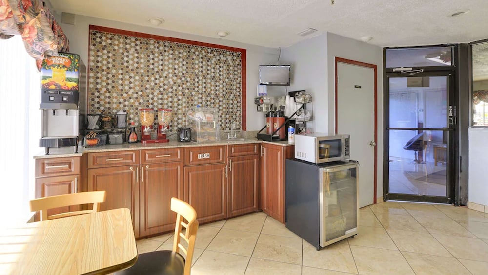 Magnuson Hotel Bradenton - photo 33