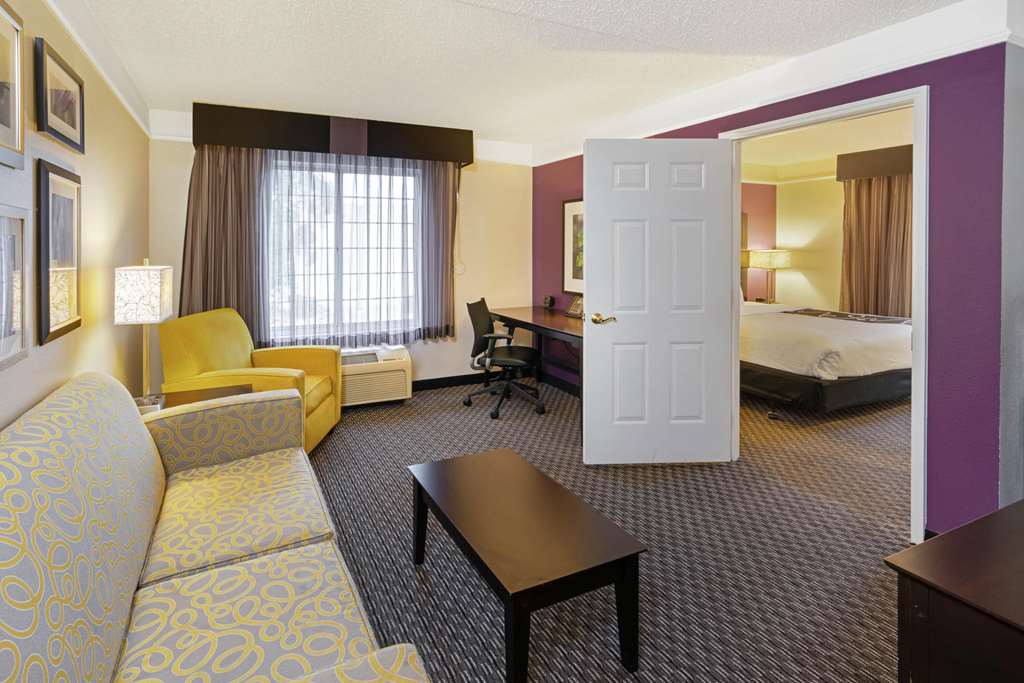 La Quinta Inn & Suites by Wyndham Phoenix Scottsdale - photo 32